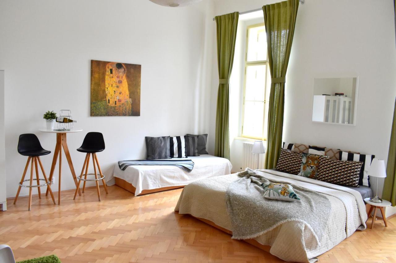 Wellness Apartments Florenc Prag Exteriör bild